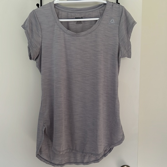 Bundle of rebook shirts like new! - Picture 5 of 6